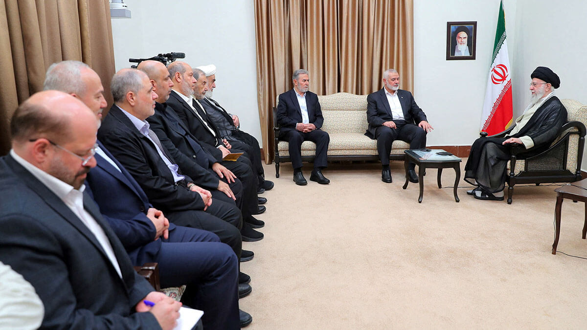 El líder supremo de Irán, el ayatolá Ali Khamenei, se reúne con el máximo líder del grupo palestino Hamás, Ismail Haniyeh, y el jefe de la Yihad Islámica Palestina, Ziad al-Nakhala, en Teherán, Irán, el 30 de julio de 2024 - WANA/ Oficina del Líder Supremo de Irán via REUTERS