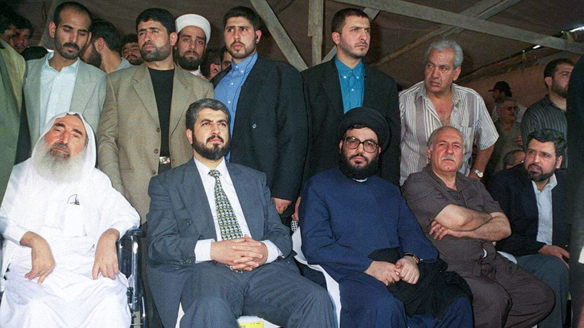 Esta foto de archivo tomada el 26 de mayo de 1998 muestra al difunto jeque Ahmed Yassin, líder espiritual y fundador de Hamás, el entonces representante de Hamás en Jordania, Khaled Meshaal, el jefe del Hezbolá libanés Hassan Nasrallah, el secretario general del Frente Popular para la Liberación de Palestina, Ahmed Jibril y el líder de la Jihad Islámica Ramadan al-Shellah en el campo de refugiados de Yarmouk, cerca de Damasco - PHOTO/AFP