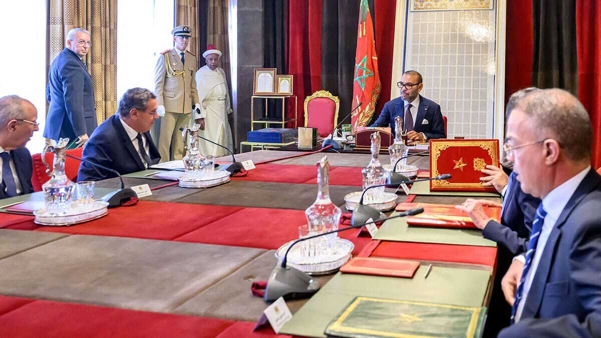 El rey de Marruecos, Mohammed VI, preside una reunión en el Palacio Real de Rabat - PHOTO/MAP