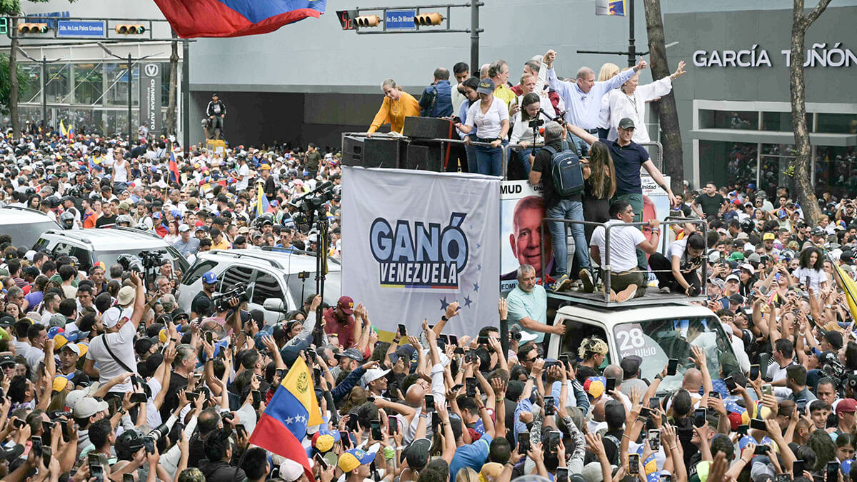 <p>La líder opositora venezolana María Corina Machado y el candidato presidencial opositor Edmundo González Urrutia levantan las manos durante una manifestación frente a la sede de las Naciones Unidas en Caracas el 30 de julio de 2024 - AFP/YURI CORTEZ</p>