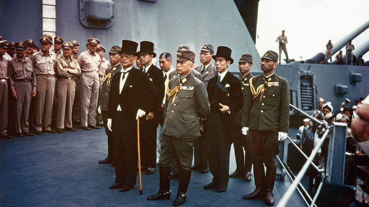 Rendición incondicional de Japón a bordo del acorazado Missouri el 2 de septiembre de 1945. Con sombrero de copa, el ministro de Exteriores, Mamoru Shigemitsu - PHOTO/National Archives-Army Signal Corps-Dominio Público 