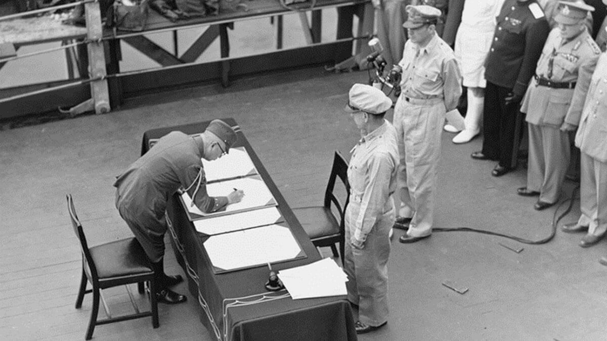 El Jefe del Estado Mayor General de las Fuerzas Imperiales de Japón, general Yoshijirō Umezu, firma también la rendición incondicional ante el Comandante Supremo Aliado en el Pacifico, general Douglas McArthur - PHOTO/National Archives-Army Signal Corps 
