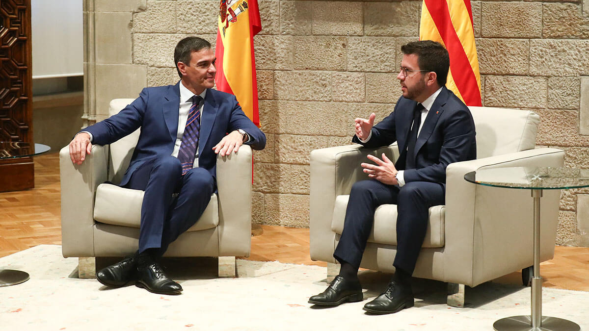 El método Sánchez  consiste en entablar negociaciones con el fin último de alcanzar la suma perfección política, que no es otra que la rendición incondicional ante su oponente, al que colma de parabienes- PHOTO/Pool Moncloa-Fernando Calvo 