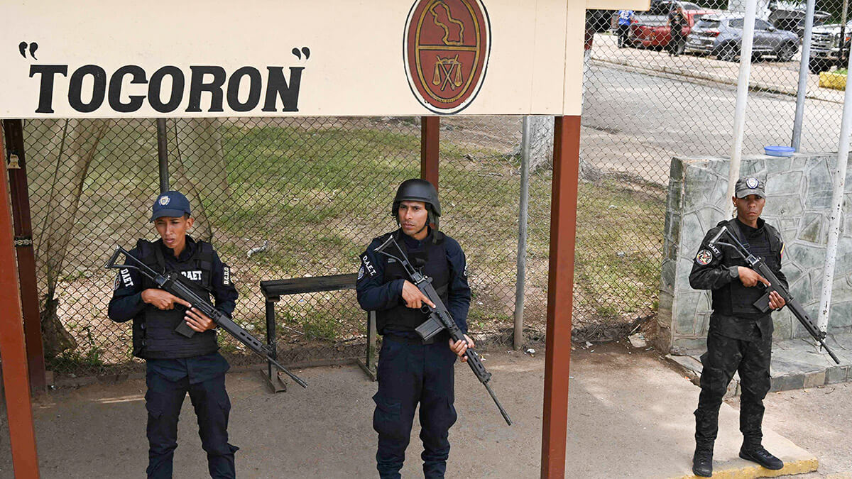 <p>Miembros de la Policía Nacional Bolivariana hacen guardia en la prisión de Tocorón en Tocorón, estado Aragua, Venezuela, el 23 de septiembre de 2023 - AFP/YURI CORTEZ </p>