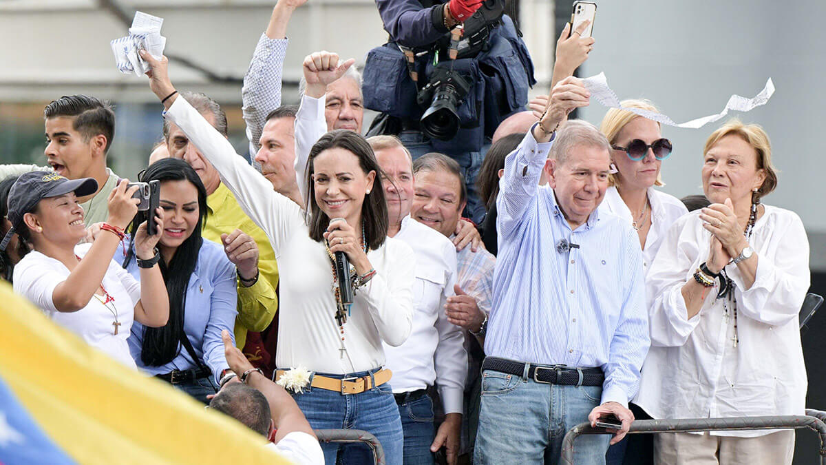 <p>La líder opositora venezolana María Corina Machado (C) y el candidato presidencial opositor Edmundo González Urrutia agitan supuestos registros de votación durante una manifestación frente a la sede de las Naciones Unidas en Caracas el 30 de julio de 2024 - AFP/YURI CORTEZ</p>