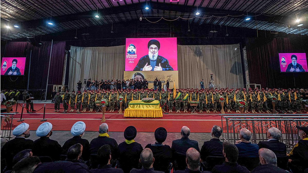 Un discurso televisado del jefe de Hezbolá, Hassan Nasrallah, durante el funeral del comandante Fuad Shukr - AFP/KHALED DESOUKI