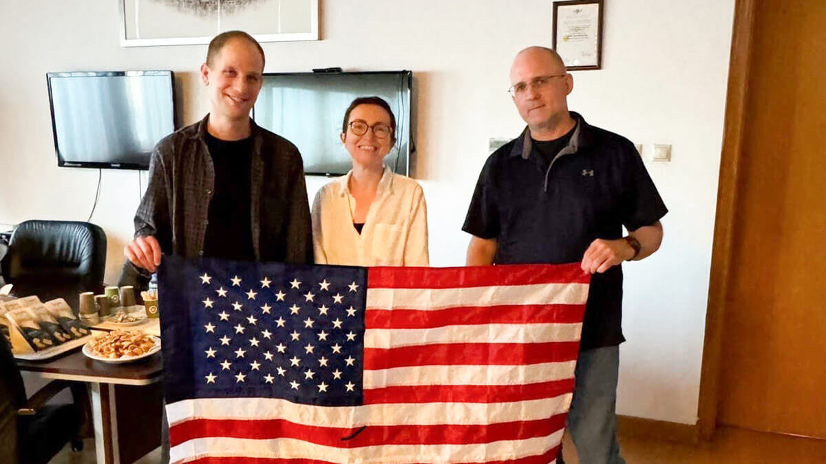Evan Gershkovich, Alsu Kurmasheva y Paul Whelan, detenidos en Rusia, posan con una bandera estadounidense - PHOTO/REUTERS