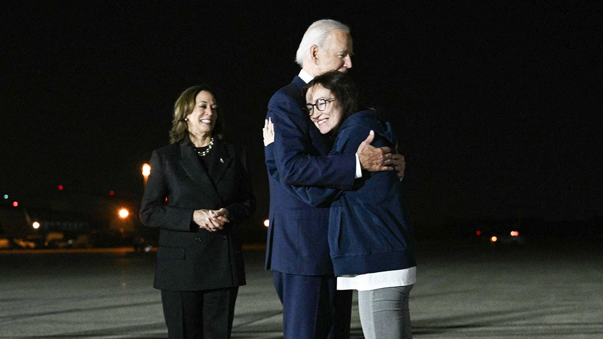 El presidente estadounidense Joe Biden y la vicepresidenta Kamala Harris reciben a la periodista ruso-estadounidense Alsu Kurmasheva a su llegada a la Base Conjunta Andrews en Maryland el 1 de agosto de 2024 - AFP/BREDAN SMIALOWSKI