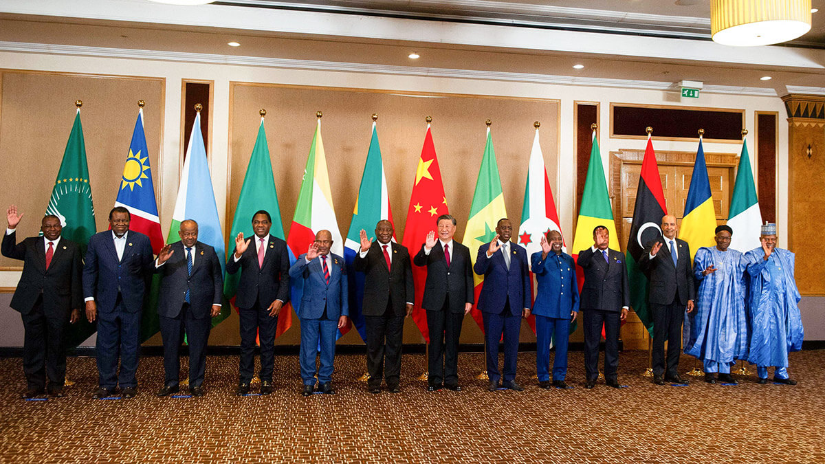 <p>El presidente de Namibia, Hage Geingob; el presidente de Zambia, Hakainde Hichelema; el presidente de Comoras y presidente de la Unión Africana (UA), Azali Asoumani; el presidente de Sudáfrica, Cyril Ramaphosa; el presidente de China, Xi Jinping; el presidente de Senegal, Macky Sall; el presidente de Burundi, Evariste Ndayishimiye; el presidente de la República del Congo, Denis Sassou Nguesso, posan para una foto familiar durante el Diálogo de la Mesa Redonda de Líderes China-África en el último día de la Cumbre BRICS 2023 en Johannesburgo el 24 de agosto de 2023 - AFP/ALET PRETORIUS </p>