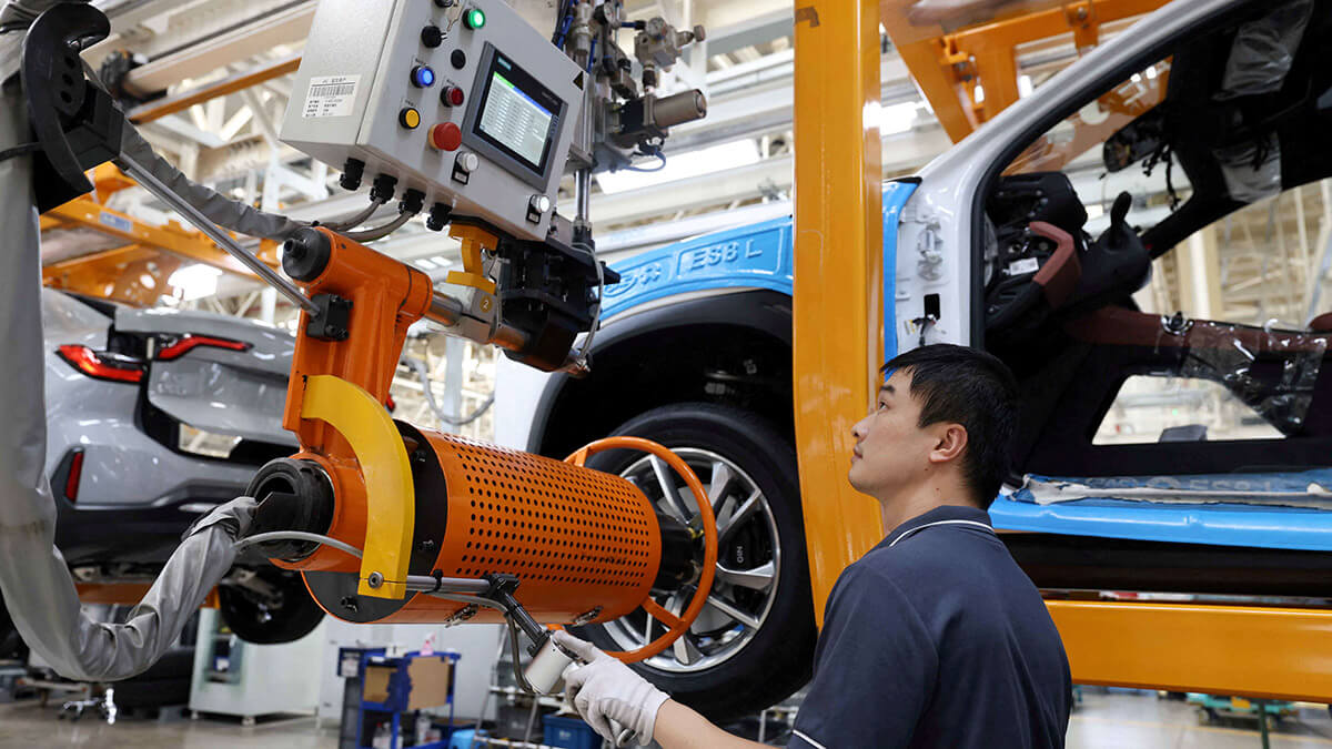 <p>Un empleado trabaja en la línea de producción de vehículos eléctricos Nio en una planta de fabricación de JAC-NIO en Hefei, provincia de Anhui, China - PHOTO/CHINA DAILY vía REUTERS </p>