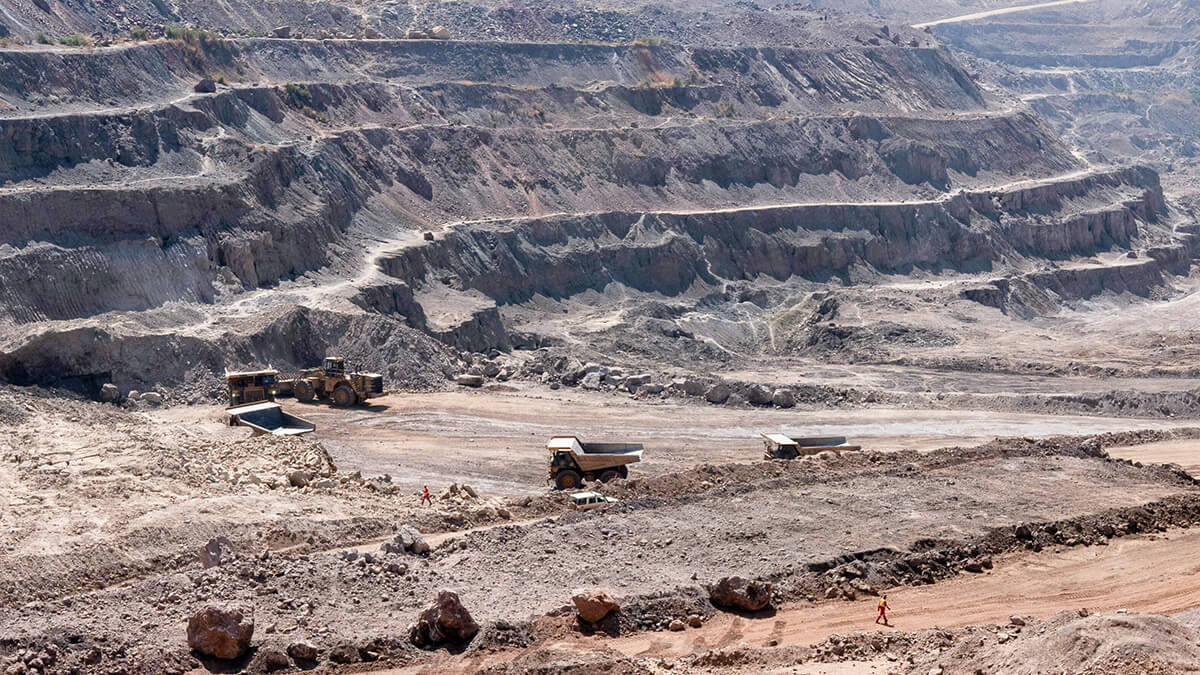 <p>Camiones transportan mineral de un pozo en la mina Tenke Fungurume, una de las minas de cobre y cobalto más grandes del mundo, propiedad de la empresa china CMOC, en el sureste de la República Democrática del Congo - AFP/EMMET LIVINGSTONE </p>