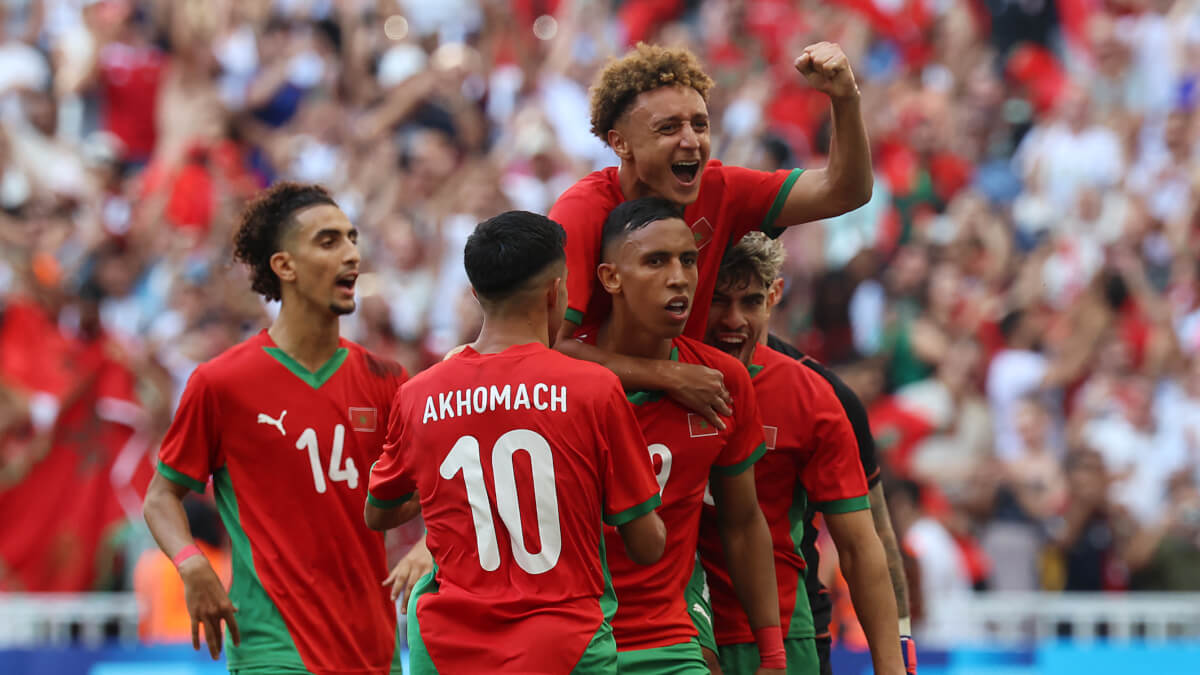 El delantero marroquí Soufiane Rahimi celebra con sus compañeros el primer gol de su equipo durante el partido de fútbol de semifinales masculino entre Marruecos y España de los Juegos Olímpicos de París 2024 - Pascal GUYOT / AFP