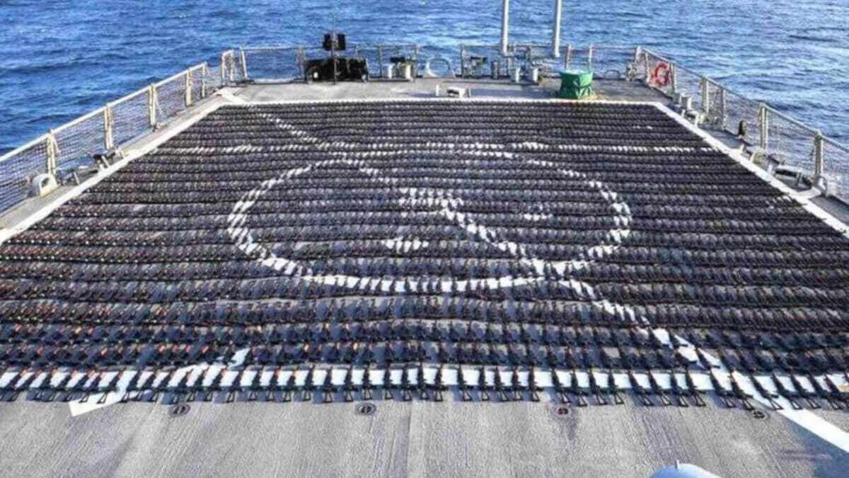 Miles de fusiles de asalto AK-47, incautados a un buque pesquero que transitaba por una ruta marítima de Irán a Yemen - PHOTO/U.S. NAVY CENTRAL COMMAND/ via REUTERS