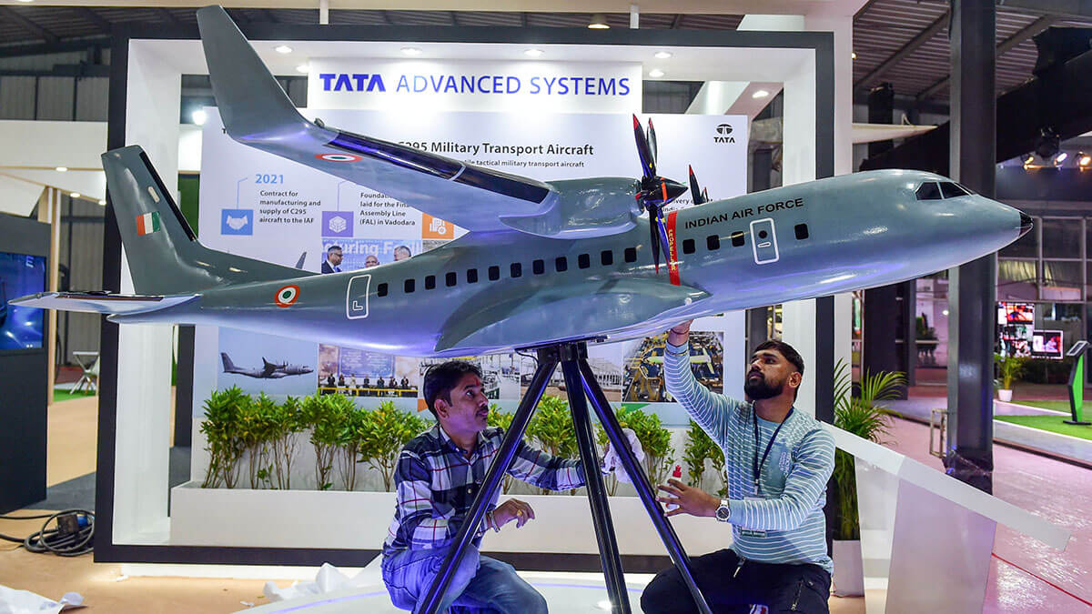 Модель военно-транспортного самолета ВВС Индии (IAF) на стенде Tata Advanced Systems накануне открытия Всемирного саммита Vibrant Gujarat 2024 в Гандинагаре - AFP/SAM PANTHAKY