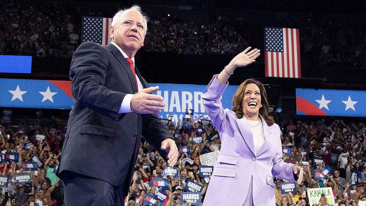 La vicepresidenta estadounidense y candidata presidencial demócrata Kamala Harris (derecha) y el gobernador de Minnesota y candidato a vicepresidente Tim Walz hacen un gesto durante un mitin de campaña en el Centro Thomas y Mack de la Universidad de Nevada en Las Vegas - AFP/ RONDA CHURCHILL