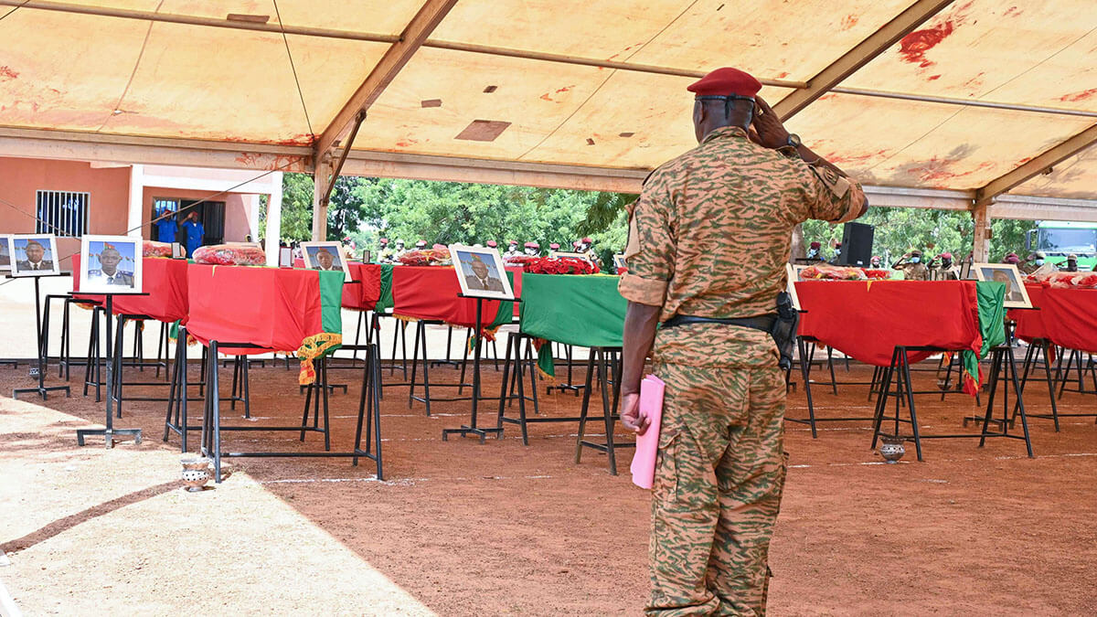 Un soldado durante una ceremonia en el campamento militar General Sangoule Lamizana en Uagadugú el 8 de octubre de 2022 - AFP/ ISSOUF SANOGO