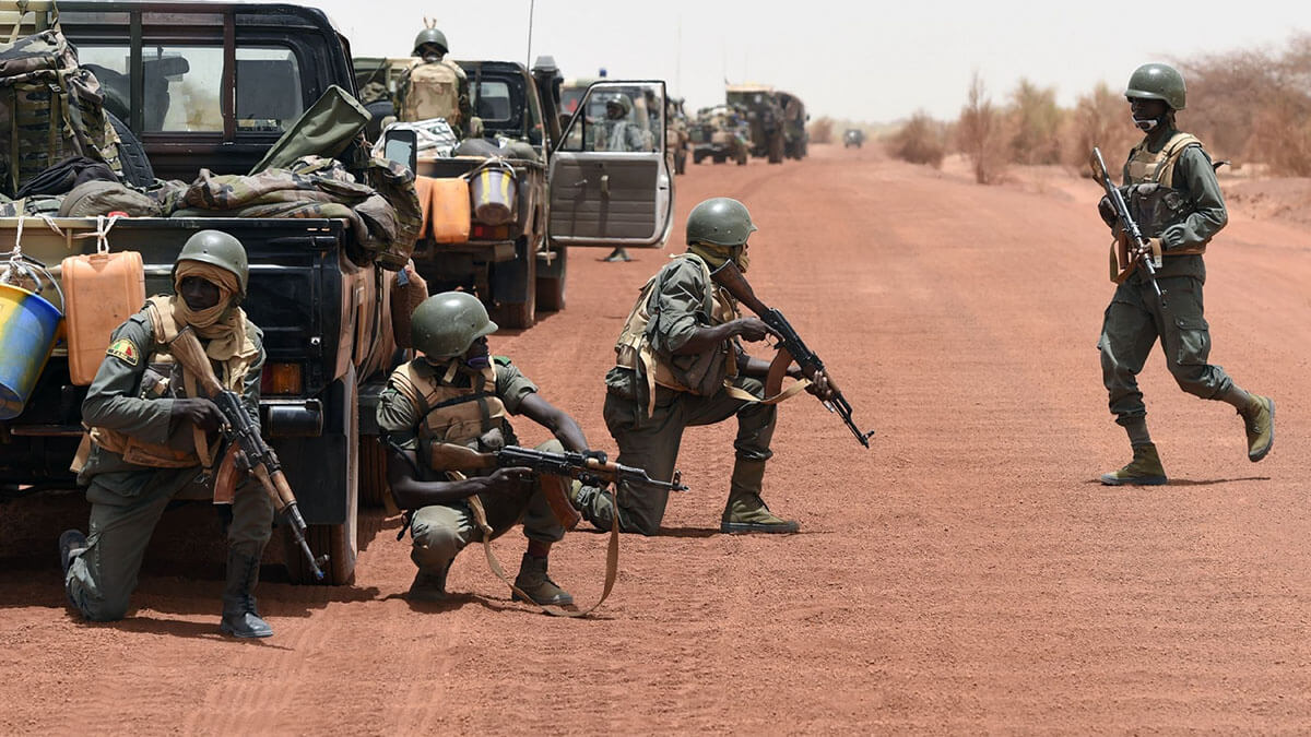 Soldados de las Fuerzas Armadas de Mali aseguran la pista entre Goundam y Tombuctú, en el norte de Mali, el 2 de junio de 2015, durante la operación conjunta La Madine 3, parte de la Operación Barkhane, una operación antiterrorista en el Sahel - AFP/ PHILIPPE DESMAZES