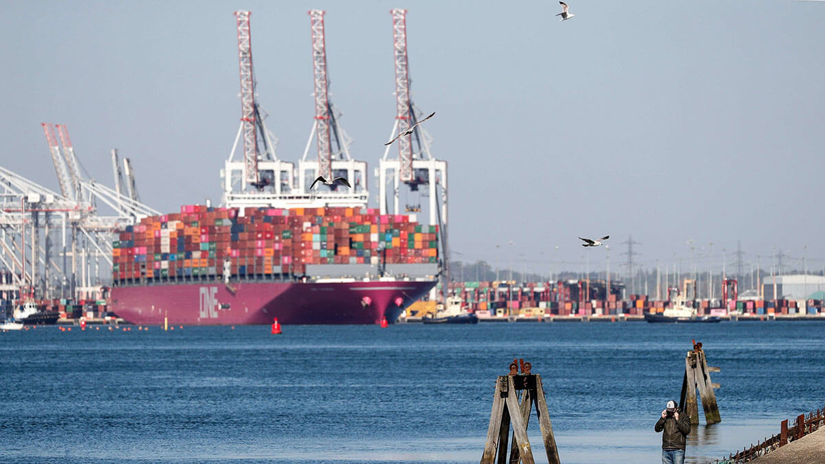Transporte de contenedores Ocean Network Express, ONE Cygnus, se puede ver en los muelles de Southampton - AFP/ADRIAN DENNIS