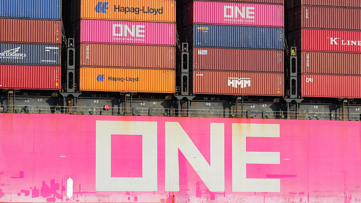 Contenedores de carga en un barco, perteneciente a Ocean Network Express (ONE), moviéndose a través del Canal de Suez en Ismailia, Egipto - REUTERS/MOHAMED ABD EL GHANY