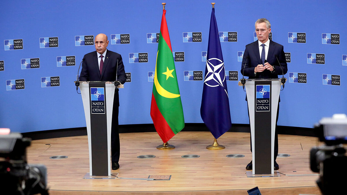 PHOTO/OLIVIER HOSLET via REUTERS - El presidente de Mauritania, Mohamed Ould El-Ghazouani (izq.), y el secretario general de la OTAN, Jens Stoltenberg, ofrecen una conferencia de prensa después de una reunión en la sede de la Alianza en Bruselas
