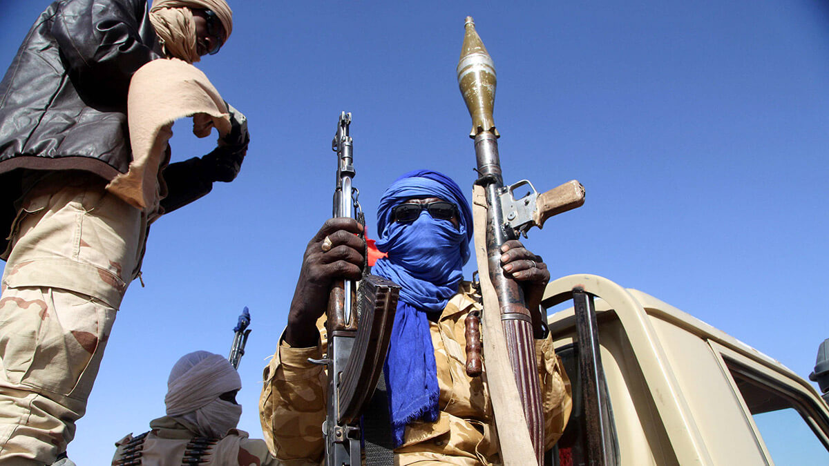 AFP/ SOULEYMANE AG ANARA - Un combatiente de la Coalición del Pueblo de Azawad (CPA) se sienta en un Land Cruiser sosteniendo un RPG mientras patrulla el área cerca de la frontera entre Mali y Mauritania para proteger a las poblaciones locales de la inseguridad relacionada con los disturbios causados por bandidos, en Soumpi el 22 de enero de 2020