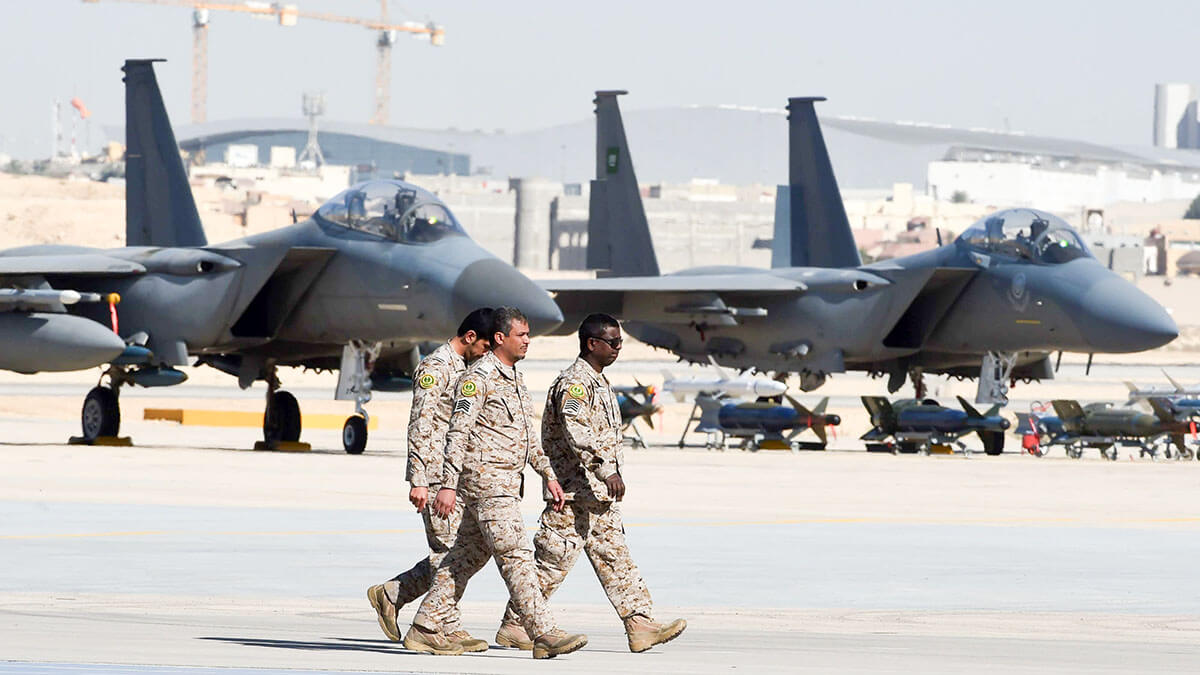 <p>Aviones de combate F-15, bombas GBU y misiles exhibidos durante una ceremonia que conmemora el 50 aniversario de la creación de la Academia Aérea Rey Faisal en la base aérea Rey Salman en Riad - AFP/FAYEZ NURELDINE </p>
