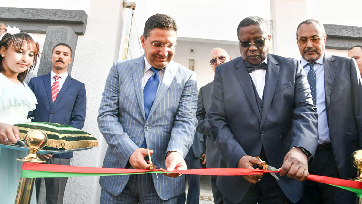 PHOTO/@MarocDiplomatie - Nasser Bourita y su homólogo chadiano, Abderaman Koulamallah, cortan la cinta en la ceremonia de inauguración del Consulado General de la República del Chad en Dajla