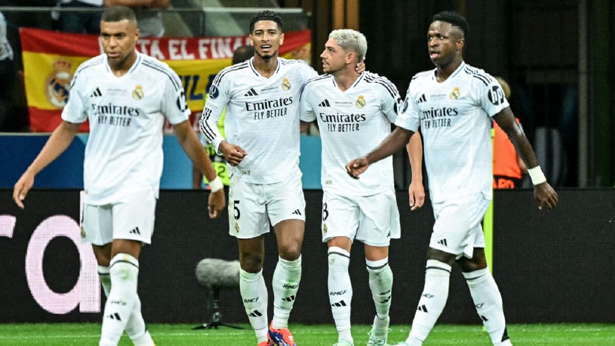 El centrocampista uruguayo del Real Madrid Federico Valverde celebra con sus compañeros el gol durante el partido de fútbol de la Supercopa de la UEFA entre el Real Madrid y el Atalanta BC en Varsovia, el 14 de agosto de 2024 – PHOTO/Sergei GAPON/AFP