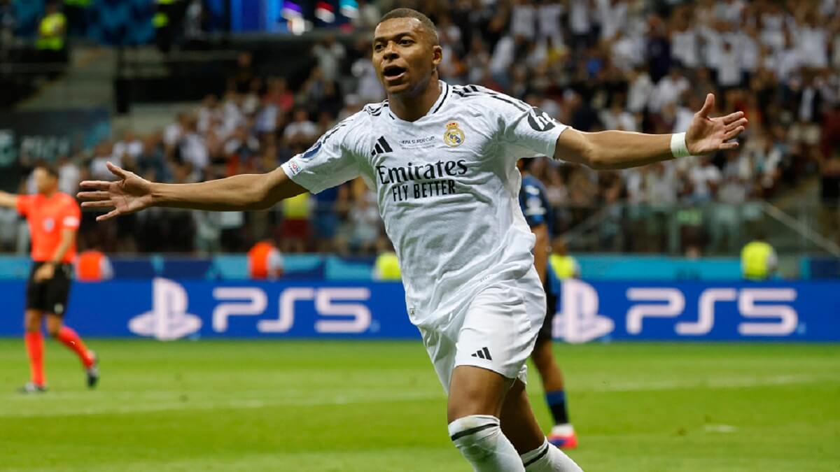 El delantero francés del Real Madrid Kylian Mbappé celebra su gol durante el partido de fútbol de la Supercopa de la UEFA entre el Real Madrid y el Atalanta BC en Varsovia, el 14 de agosto de 2024 – PHOTO/Wojtek RADWANSKI/AFP