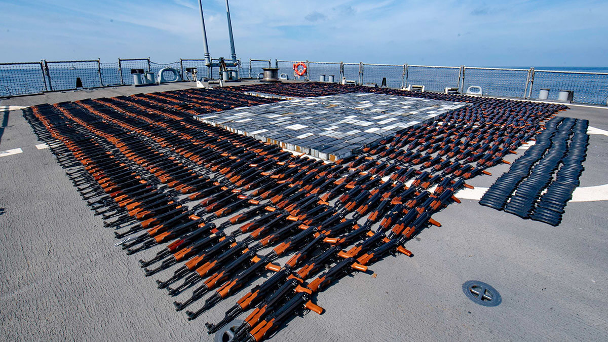 La Marina de los EE. UU. incautó un gran alijo de rifles de asalto y municiones que un barco pesquero contrabandeaba desde Irán, probablemente con destino al Yemen - PHOTO/AP