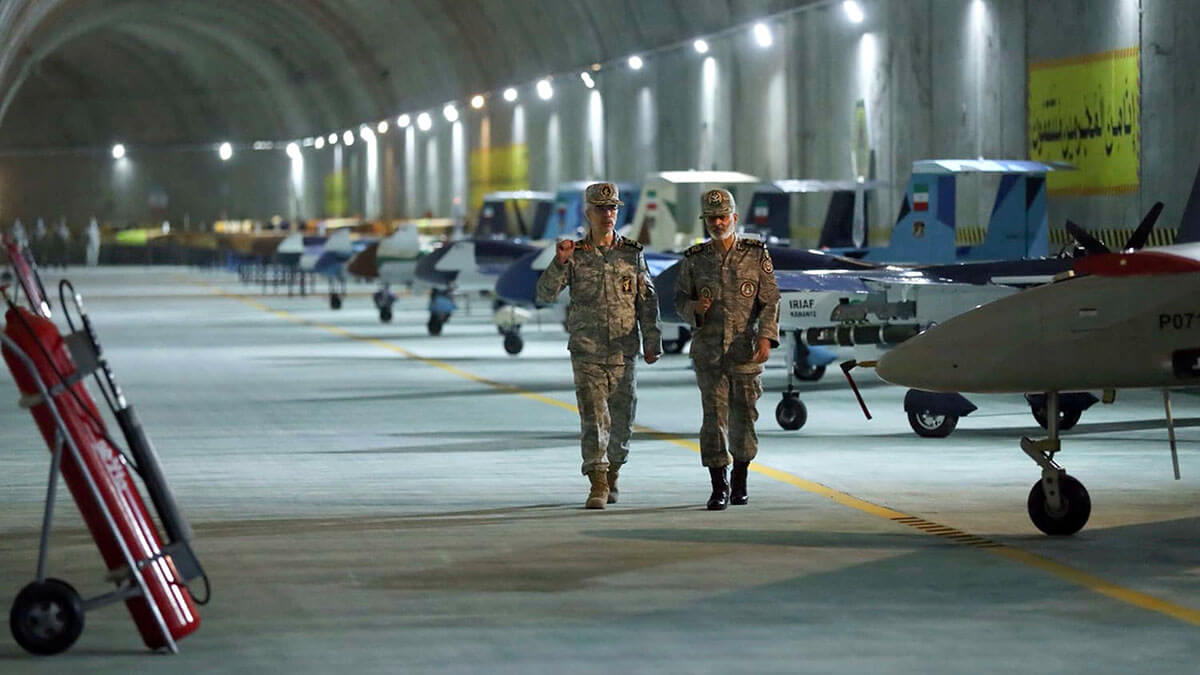 El jefe del Estado Mayor de las Fuerzas Armadas, general Mohammad Hossein Bagheri, y el comandante del Ejército, general Abdolrahim Mousavi, visitan un túnel subterráneo de base de drones del Ejército en el corazón de las montañas Zagros - PHOTO/EJÉRCITO IRANÍ via AP<br />