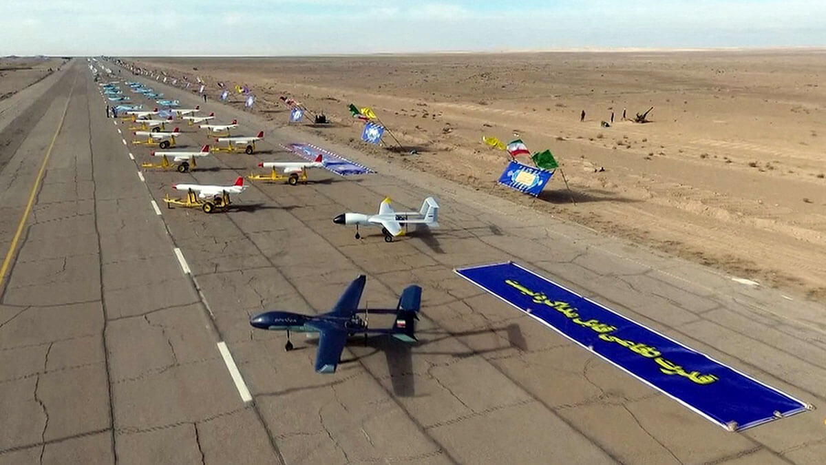 Drones en exhibición antes de un ejercicio militar con drones en un lugar no revelado en el centro de Irán - PHOTO/EJÉRCITO IRANÍ via AP