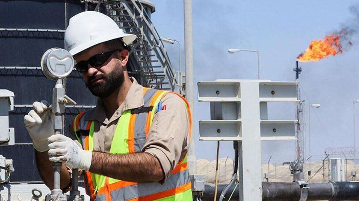 Un trabajador comprueba una la válvula de un oleoducto en el campo petrolífero de Majnoon, cerca de Basora, Irak - PHOTO/REUTERS