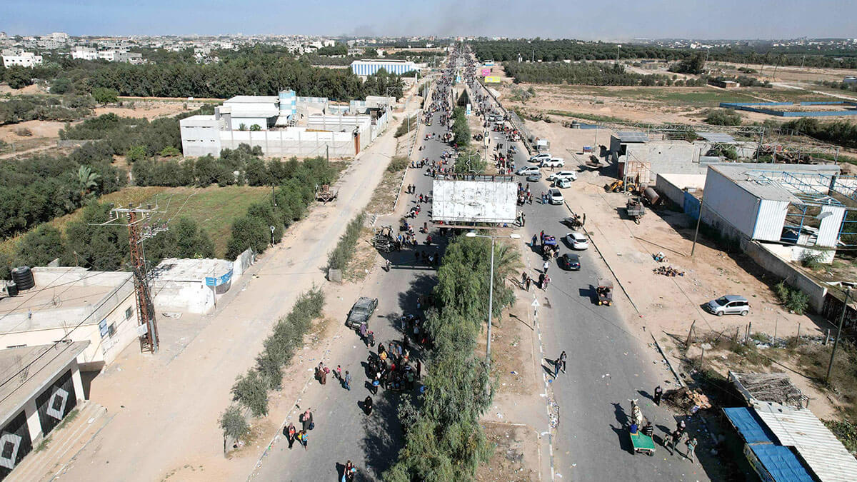 Vista aérea muestra a familias palestinas huyendo hacia la parte sur de la Franja de Gaza a lo largo de la carretera Salah Al-Din en el distrito de Wadi Gaza - AFP/ BELAI Al SABBAGH