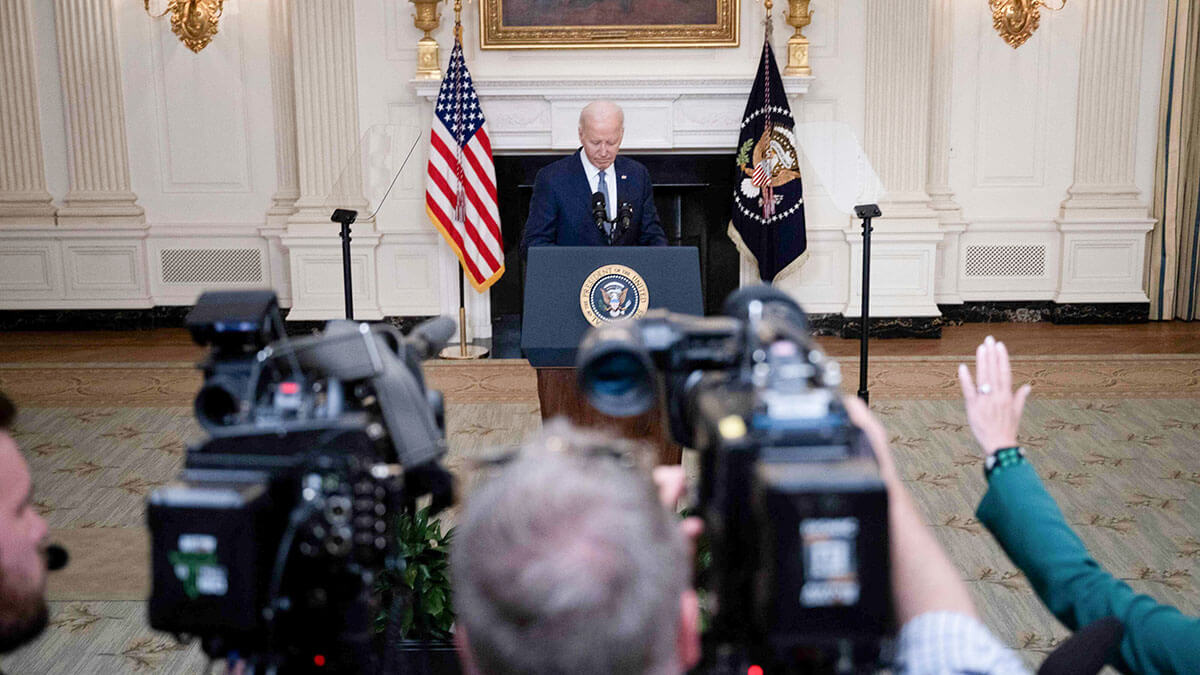 Joe Biden habla sobre la situación en Oriente Medio en el Comedor de Estado de la Casa Blanca. Biden anunció que Israel ha ofrecido una hoja de ruta para un alto el fuego total en la campaña militar de los aliados de Oriente Medio contra Hamás en Gaza, incluida la retirada de tropas y la liberación de rehenes - AFP/BRENDAN SMIALOWSKI