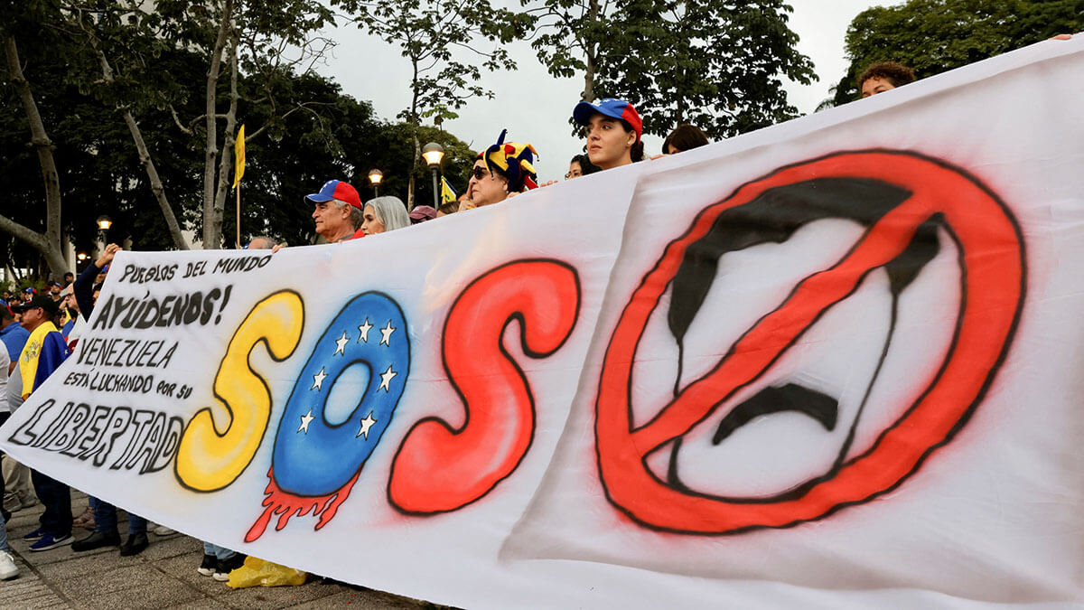 Simpatizantes de la oposición venezolana participan en una protesta global en medio de las disputadas elecciones presidenciales de Venezuela, en San José, Costa Rica, el 17 de agosto de 2024 - REUTERS/MAYELA LÓPEZ