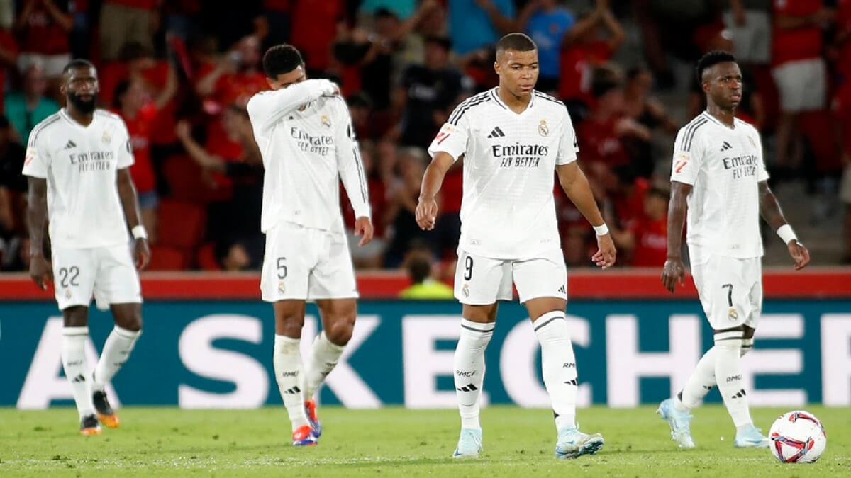 El defensa alemán del Real Madrid Antonio Rüdiger, el centrocampista inglés del Real Madrid Jude Bellingham, el delantero francés del Real Madrid Kylian Mbappe y el delantero brasileño del Real Madrid Vinicius Junior reaccionan durante el partido de fútbol de la Liga española entre el RCD Mallorca y el Real Madrid CF en el estadio Mallorca Son Moix en Palma de Mallorca el 18 de agosto de 2024 – PHOTO/JAIME REINA/AFP