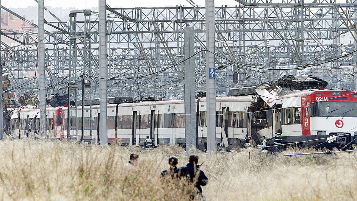 <p>Una fotografía tomada el 11 de marzo de 2004 muestra a policías trabajando después de que un tren explotara en la estación de Atocha - AFP/CHRISTOPHE SIMON </p>