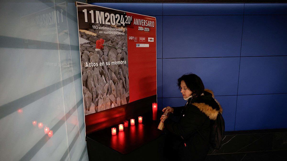 <p>Una mujer enciende una vela en la estación de tren de Atocha el día de la conmemoración de los atentados con bombas en los trenes del 11 de marzo de 2004, en su 20º aniversario en Madrid, España, el 11 de marzo de 2024 - REUTERS/JUAN MEDINA </p>
