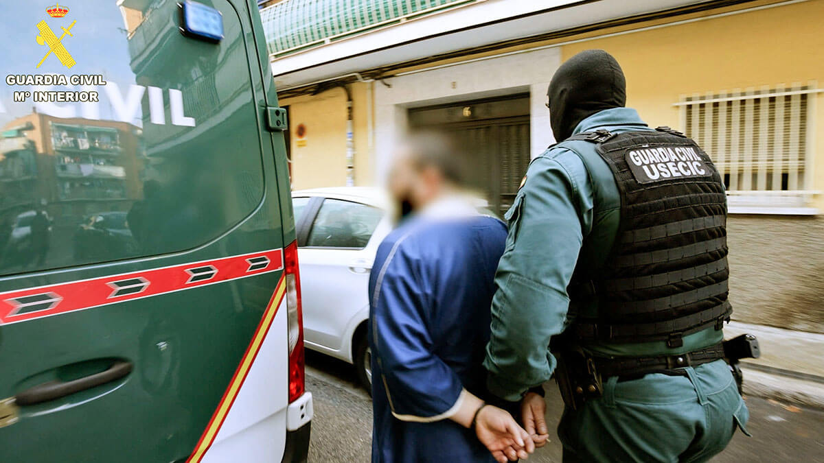 <p>En esta foto difundida por la Guardia Civil el 7 de diciembre de 2023, un guardia civil detiene al imán de una mezquita de Madrid. En Madrid, el imán de una mezquita que también trabajaba como profesor de árabe fue detenido por supuestamente reclutar jóvenes parael Daesh - AFP/GUARDIA CIVIL </p>