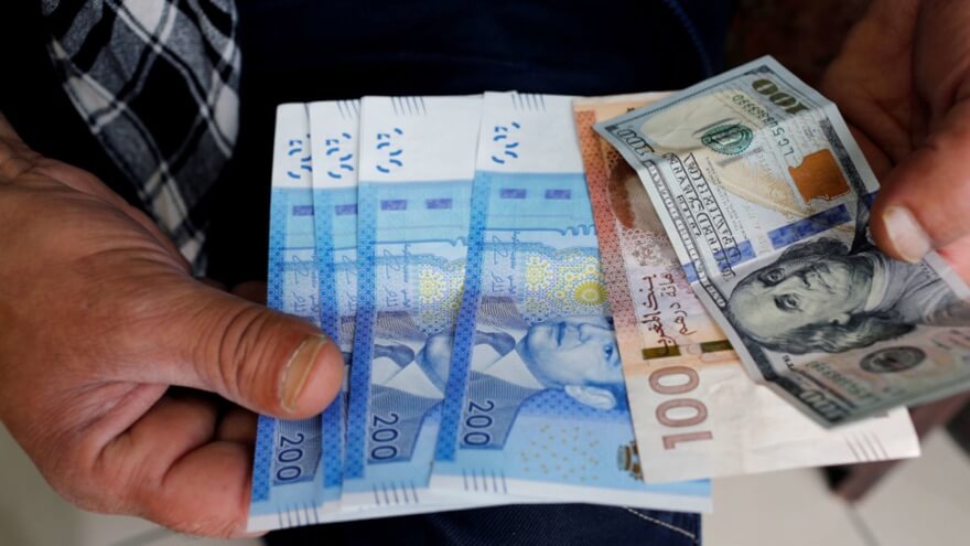 Dirhams marroquíes y billetes de dólares estadounidenses - REUTERS/YOUSSEF BOUDIAL