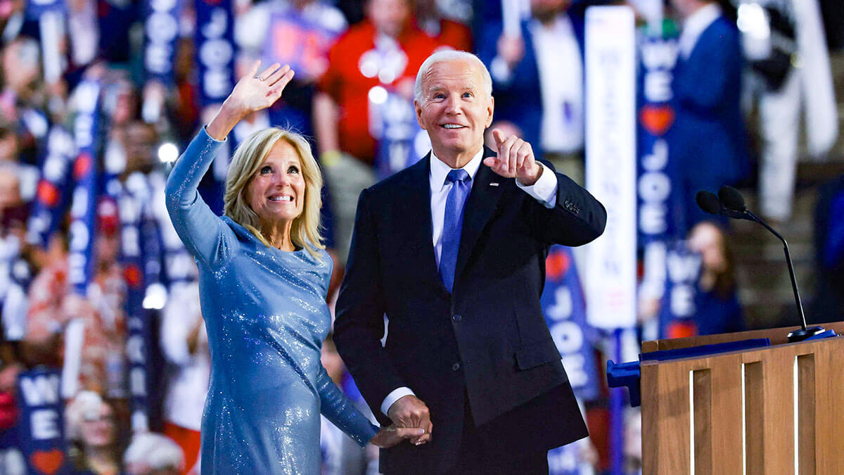 <p>La primera dama Jill Biden y el presidente de Estados Unidos Joe Biden saludan a la audiencia durante el primer día de la Convención Nacional Demócrata en el United Center el 19 de agosto de 2024 en Chicago - PHOTO/ JOE RAEDLE / GETTY IMAGES NORTH AMERICA / Getty Images via AFP</p>
