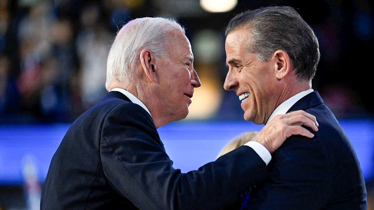 <p>El presidente estadounidense Joe Biden saluda a su hijo Hunter Biden en la Convención Nacional Demócrata (DNC) en Chicago, Illinois, EE.UU. el 19 de agosto de 2024 - REUTERS/CRAIG HUDSON</p>
