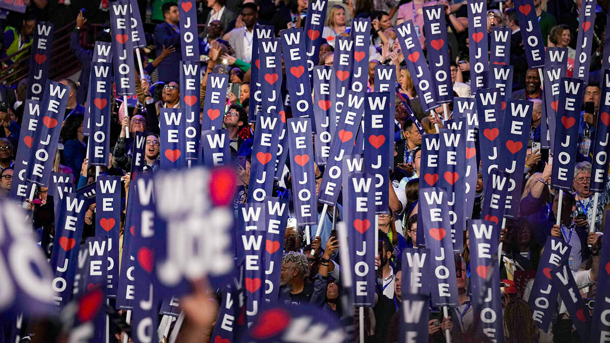 <p>Carteles con la leyenda "We love Joe" durante el primer día de la Convención Nacional Demócrata en el United Center el 19 de agosto de 2024 en Chicago - PHOTO/ANDREW HARNIK/ GETTY IMAGES NORTH AMERICA / Getty Images via AFP </p>

