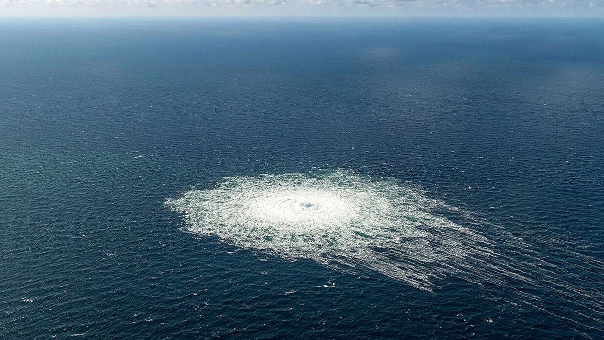 <p>En esta foto de archivo tomada el 27 de septiembre de 2022, esta imagen difundida por el Comando de Defensa danés muestra la fuga de gas en el gasoducto Nord Stream 2 - AFP/DANISH DEFENCE </p>