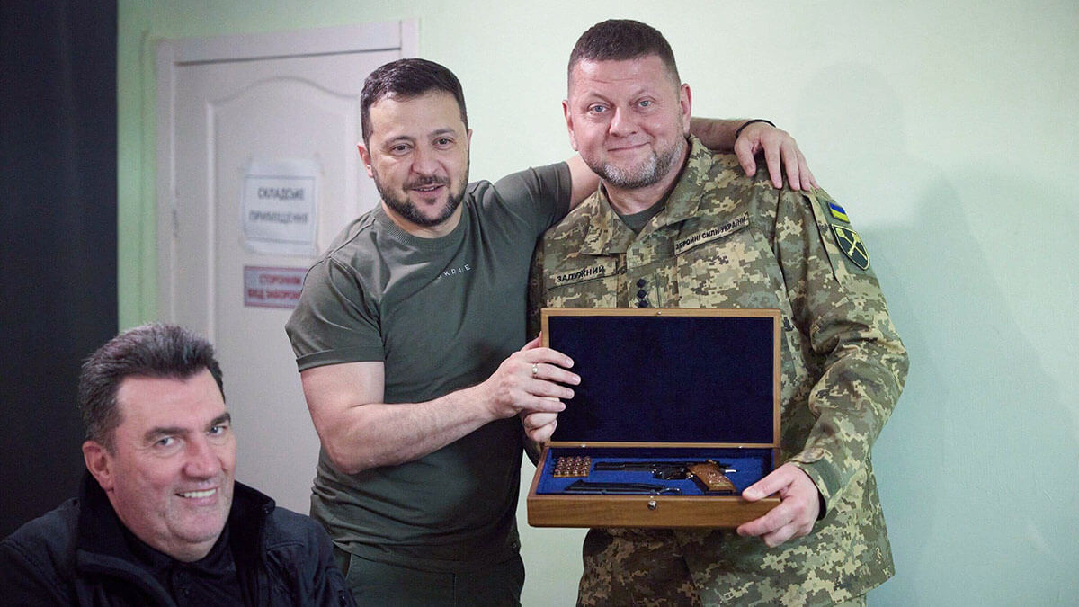<p>El presidente ucraniano Volodymyr Zelensky (C) junto al comandante en jefe militar de Ucrania, Valery Zaluzhny . El Wall Street Journal informó que el principal comandante militar de Ucrania en ese momento, Valery Zaluzhny, supervisó el plan para volar los gasoductos utilizados por Rusia para entregar gas a Europa - AFP/SERVICIO DE PRENSA PRESIDENCIAL UCRANIANO </p>