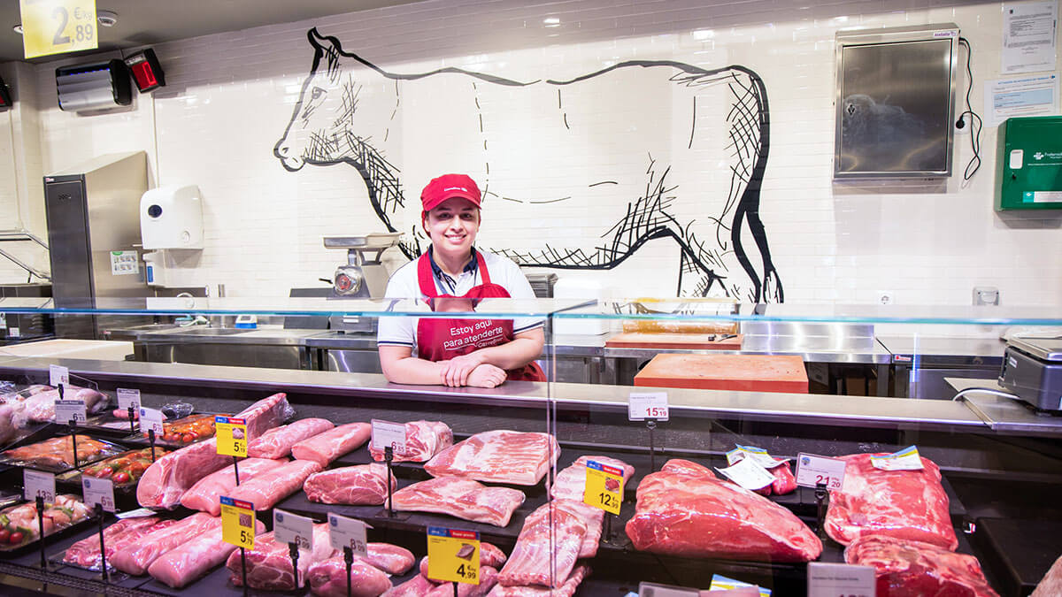 <p>Mariela, beneficiaria del programa Incorpora, trabaja en un supermercado Carrefour de Madrid.<br />
 PHOTO/ © Máximo García. Fundación "la Caixa"</p>
