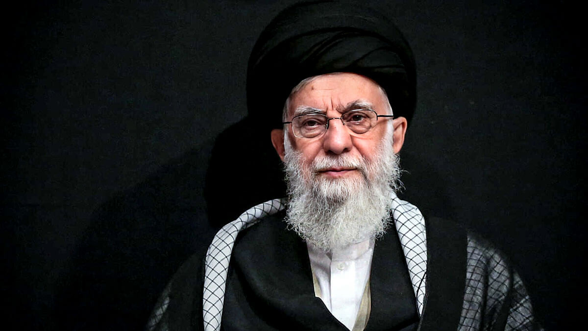 <p>El ayatolá Ali Jamenei asistiendo a un ritual de duelo durante la Ashura, un período de 10 días que conmemora el asesinato en el siglo VII del nieto del profeta Mahoma, el imán Hussein, en Teherán, el 12 de julio de 2024 - AFP/HO/LEADER.IR </p>