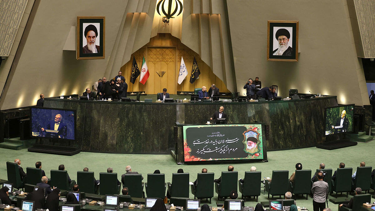 <p>El presidente de Irán, Masoud Pezeshkian, en el Parlamento de la capital, Teherán, el 17 de agosto de 2024, mientras defiende su elección para el gabinete - AFP/ATTA KENARE </p>