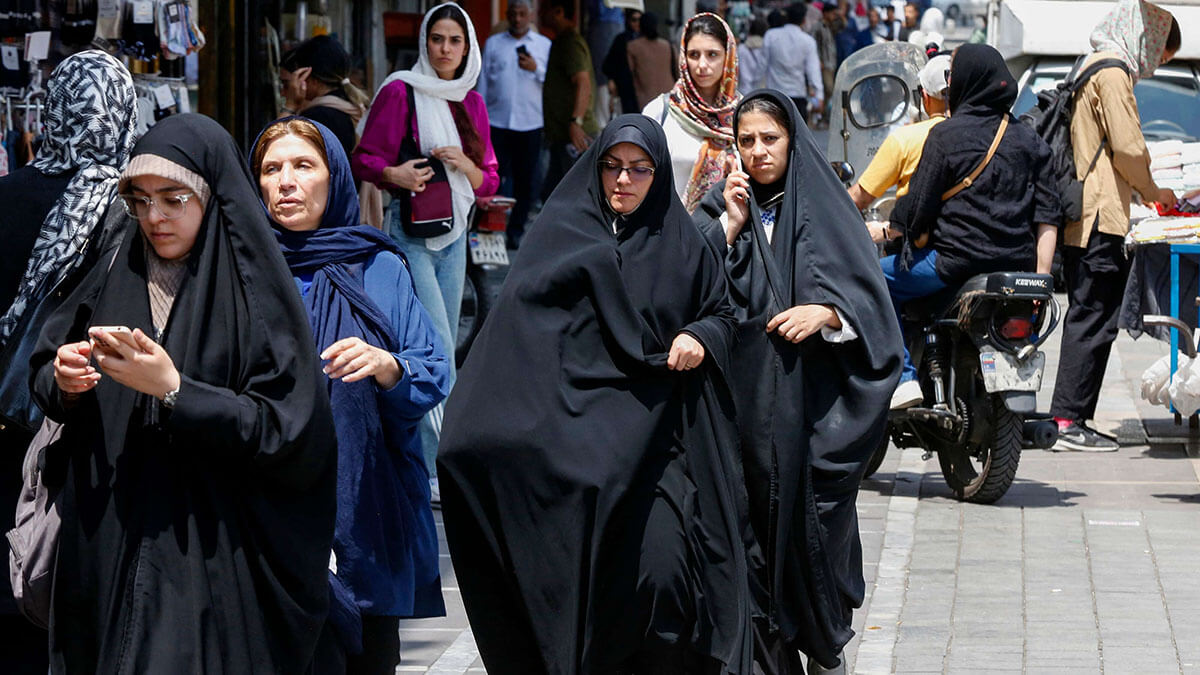 <p>Mujeres caminan por una calle comercial en Teherán el 8 de agosto de 2024 - PHOTO/AFP </p>